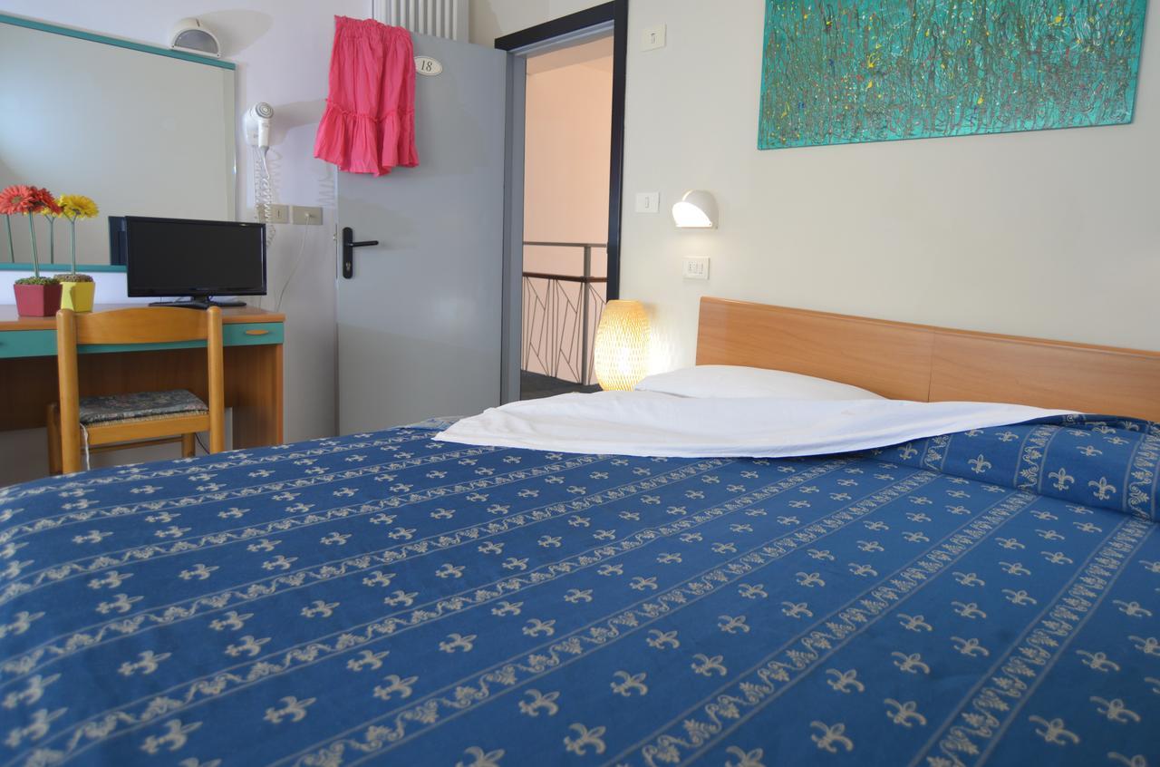 Hotel Iride Suite & Breakfast- Ideale Per Famiglie E Coppie リッチョーネ エクステリア 写真